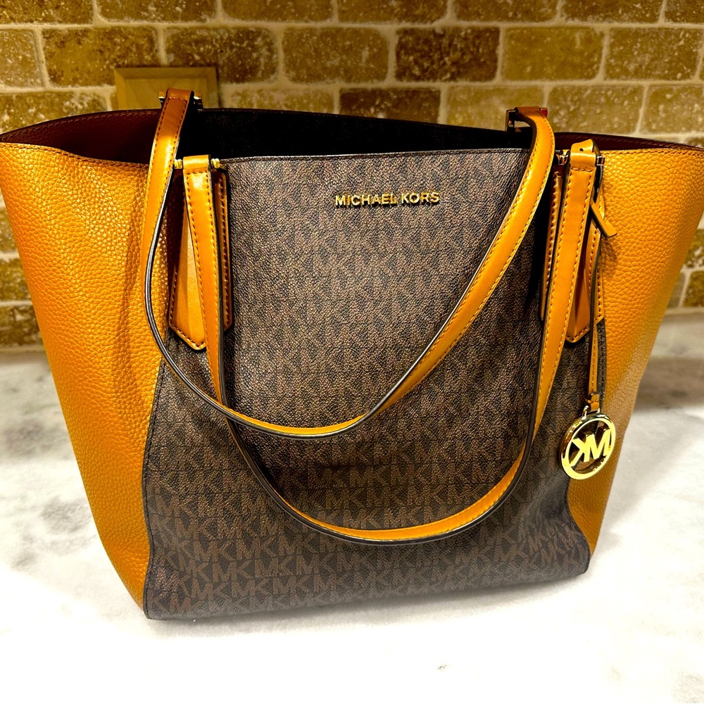 Michael Kors Signature Tote
